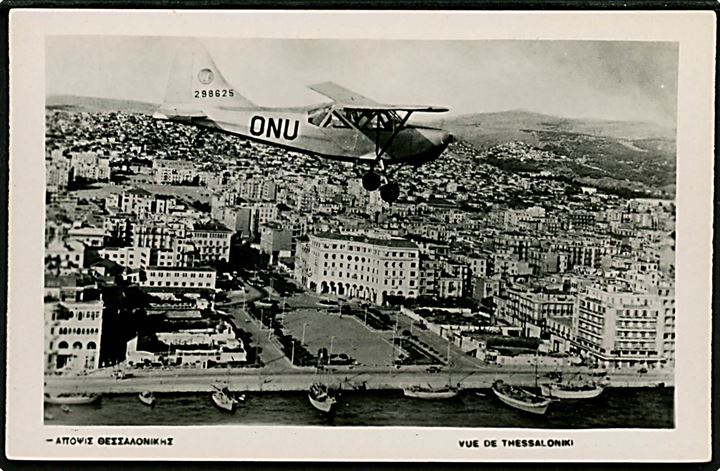 Propelfly fra ONU (= Organisation internationale des Nations Unies) over Thessaloniki, Grækenland. 