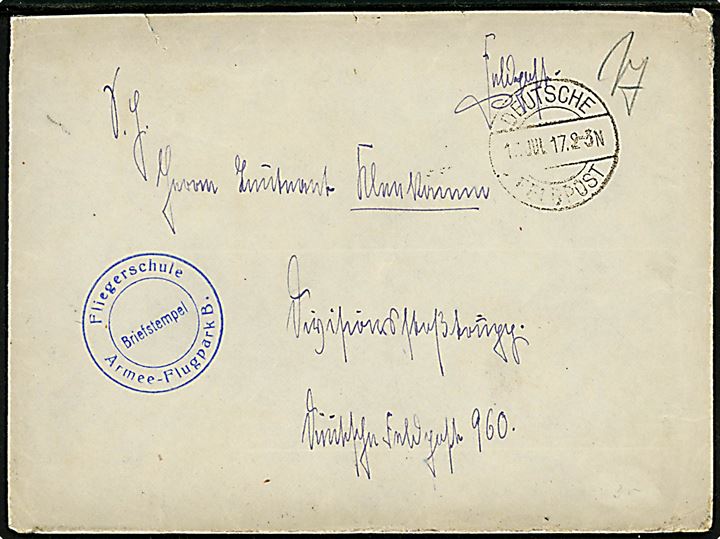 Ufrankeret feltpostbrev stemplet Deutsche Feldpost d. 17.7.1917 til feldpost nr. 960. Blåt briefstempel: Fliegerschule / Armee-Flugpark B.