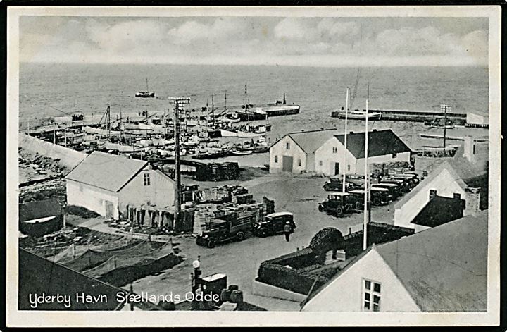 Yderby havn på Sjællands Odde med mange biler og fiskefartøjer. Fotograf S. Bay, Asnæs / Stenders no. 75614.