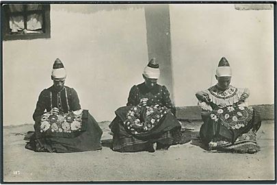 3 kvinder sidder på jorden og syr/broderer. Ungarn. No. 151.