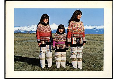 Grønlandske piger i nationaldragter. Foto Peter Juul. Klapkort solgt af danske Rotary-klubber til fordel for børne- og ungdomsarbejdet i Grønland. U/no.