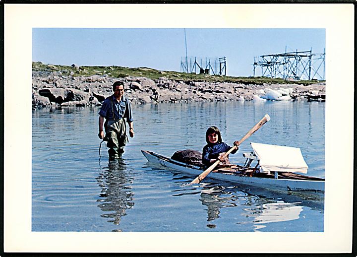 Ung grønlandsk dreng får kajak undervisning. Foto Peter Juul. Klapkort solgt af danske Rotary-klubber til fordel for børne- og ungdomsarbejdet i Grønland. U/no.