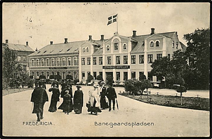Fredericia. Banegaardspladsen med Jernbane Hotellet. Stenders no. 13 148.