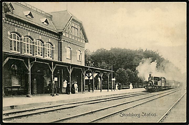 Skodsborg jernbanestation med ankommende damptog. Stenders no. 8672.