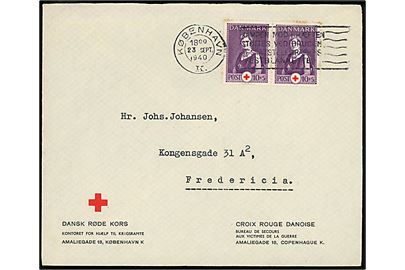 10+5 øre Røde Kors udg. i parstykke på fortrykt kuvert fra Dansk Røde Kors Kontoret for Hjælp til Krigsramte i København d. 23.9.1940 til Fredericia.
