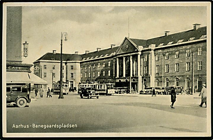 10 øre Bølgelinie på brevkort (Aarhus, Banegaardsplads med sporvogne) fra Aarhus d. 15.7.1935 og sidestemplet DE UNGES IDRÆT / 1935 / * AARHUSLEJREN *  til Næstved. 