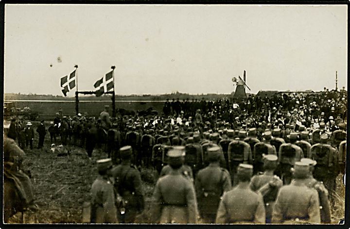 Genforening. Soldater fra Sønderjydsk Kommando på udflugt til Kegnæs med mølle i baggrunden. Fotokort u/no.