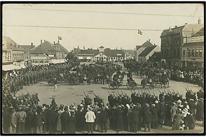 Rønne, militær opstillet på Store Torv under manøvre 1912. Fotokort u/no.