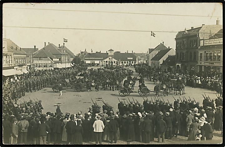 Rønne, militær opstillet på Store Torv under manøvre 1912. Fotokort u/no.