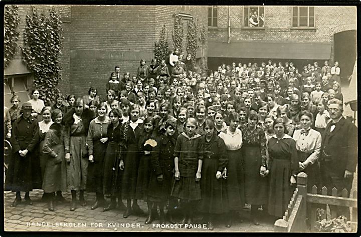 Ahlefeldtsgade 2, Handelsskolen for Kvinder, Frokostpause. Fotokort anvendt i 1921. Kvalitet 8