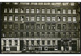 Nørre Farimagsgade 68-70 med bl.a. salon “La Blanche”. Fotokort u/no. Kvalitet 7