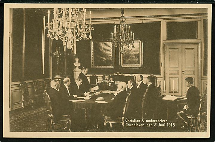 Politik. Chr. X underskriver Grundloven d. 5.6.1915. Stenders no. 38683. Kvalitet 9