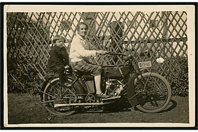 Tysk kvinde og barn på motorcykel “O-XV-48”. Fotokort u/no. Kvalitet 7