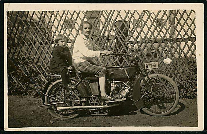 Tysk kvinde og barn på motorcykel “O-XV-48”. Fotokort u/no. Kvalitet 7