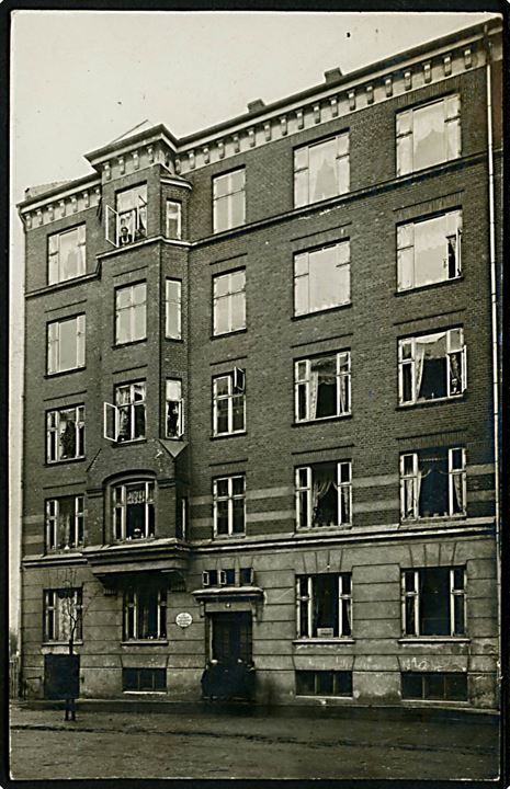 Købh., Facade af ukendt ejendom. Fotokort u/no. sendt lokalt i København 1910.