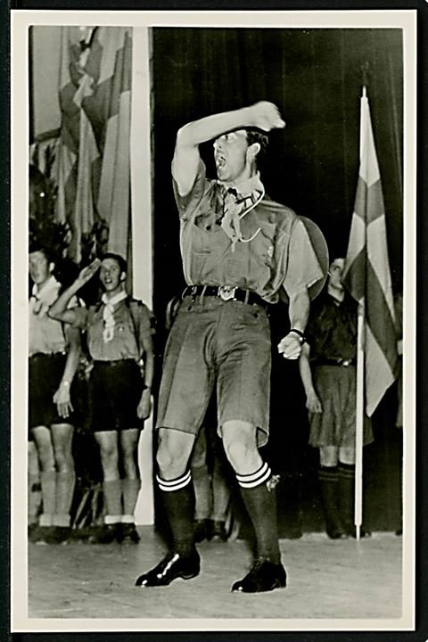 Svenske prins Gustaf Adolf i spejder uniform udbringer et Scout Leve 1938. U/no.