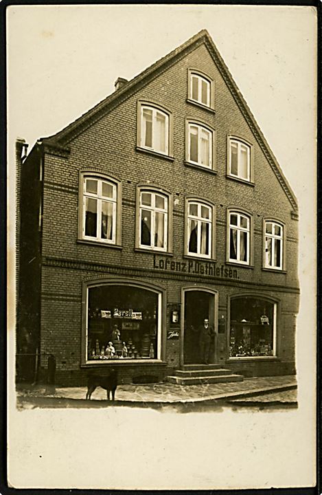Tønder, Torvet 3 med Lorenz P. Dethlefsen's kolonialhandel. Fotokort u/no.