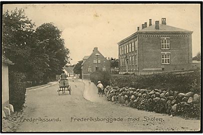 Frederikssund. Frederiksborggade med skolen. Stenders no. 6394.