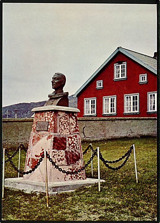 Grønland. Narssaq. Mindesmærke for digteren Henrik Lund. Foto Bengt Vienberg. KGH no. 24. 