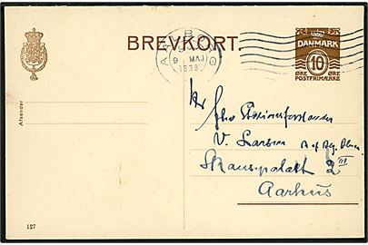10 øre helsagsbrevkort (fabr. 127) fra Aalborg d. 9.5.1938 til Hr. fhv. Stationsforstander V. Larsen, Ridder af Dannebrog og Dannebrogsmand i Aarhus. 