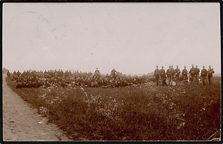Soldater fra Vordingborg holder hvil under march med musikkorps. Fotokort u/no.
