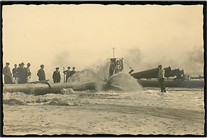 Holland, rørledning mudderarbejde eller digebyggeri i 1930'erne. Fotokort u/no.