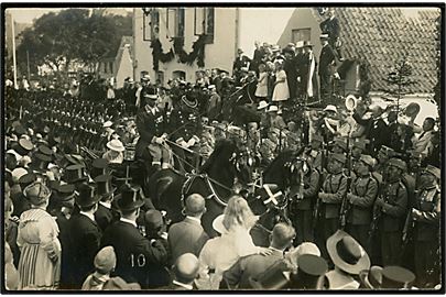 Genforening. Kongelige moder folkemængde og Sønderjydsk Kommando på havnen i Sønderborg d. 10.7.1920. Fotokort u/no.