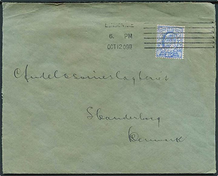 Engelsk 2½d Edward VII med dansk relateret perfin D.B.Co. (= Danish Bacon Company) på brev stemplet London d. 12.10.1909 til Andelsslagteriet i Skanderborg, Danmark. Åbnet 3 sider.