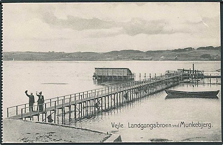 Landgangsbroen ved Munkebjerg i Vejle. Chr. Hansens Kunsth. no. 4361.