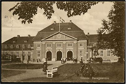 Odense Banegaard med sporvogn i venstre side. H. Schmidt / Stenders no. 42681.