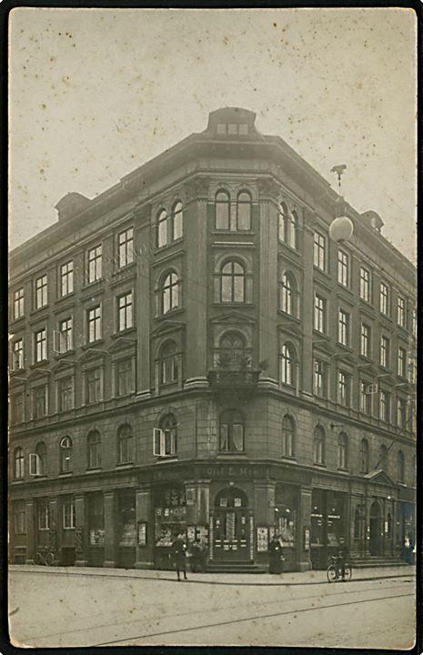 Store Kongensgade 85 hj. Hindegade 2 med Olaf E. Moe's Boghandel. Fotokort u/no.