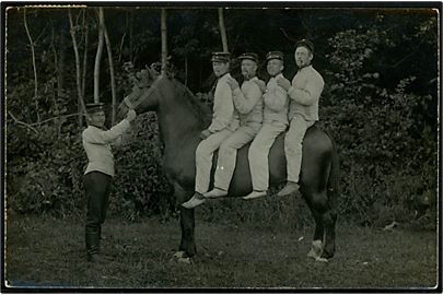 Fire soldater på samme hest. Fotokort u/no.