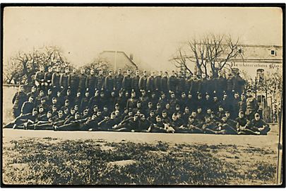 Amerikanske soldater fra South Dakota  Division (= 89th Infantry Division) i Trier, Tyskland. I første række med afdelingens mascot - en ged - er den dansk amerikansk soldat, Christian.