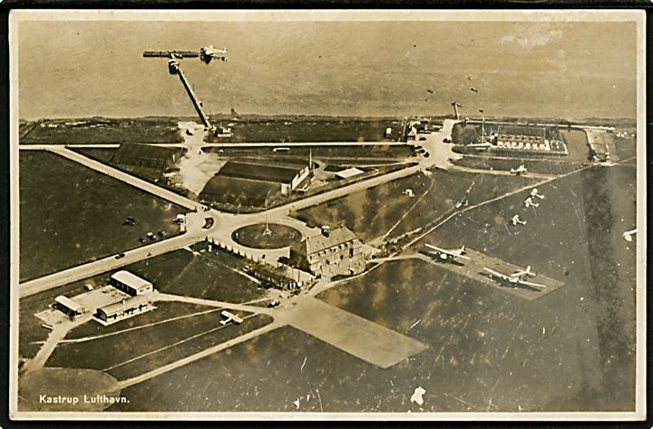 Kastrup Lufthavn med søflyveplads og luftmarinestation i 1930'erne. DDL reklamekort. A. Vincent no. 545.