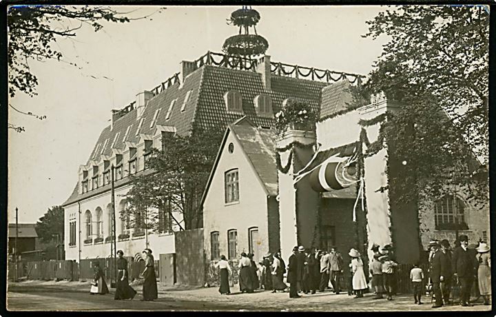 Hellerup. Strandvejen 54 med Tuborgs fabrikker ved 40 års jubilæumsfesten i 1913. Fotokort u/no. 