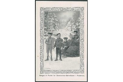 2 drenge trækker slæde med træ, hvor 2 andre drenge sidder. Sælges til fordel for Døvstumme - Børnehave i Fredericia. P. Hestbek Jensens Boghandel u/no.
