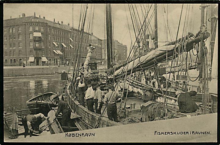 Købh., Fiskeskuder i Havnen. Fotograf Orla Bock. A. Vincent no. 481.