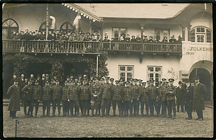 Genforening. Britiske CIS-tropper (Sherwood Foresters) ved Folkehjemmet i Aabenraa. Fotograf Clausen, Aabenraa u/no.