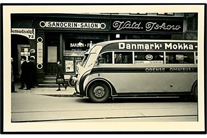 Odense Omnibus A/S No. 6 ved Vestergade 72. Fotografi (8x12 cm)