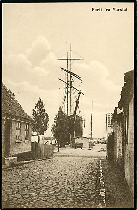 Marstal, gadeparti med sejlskib i baggrunden. Stenders no. 29314.