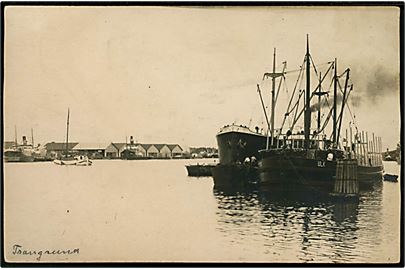 Havneparti med skibe - bl.a. Ulk. Påskrevet Trangsund. Fotokort u/no.