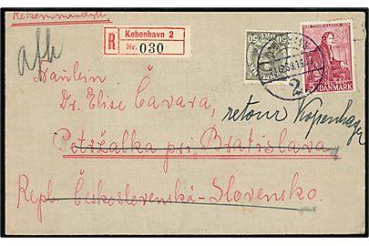 5 øre Thorvaldsen og 50 øre Chr. X på anbefalet brev fra København 2 d. 21.12.1938 via Prag til Petrzalka pr. Bratislava, Tjekkoslovakiet. Retur som ubekendt. På bagsiden Julemærke 1938.