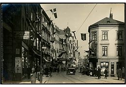 Genforening. Gadeparti fra Flensburg på afstemningsdagen d. 14.3.1920 med flag og agitationsplakater. Fotokort u/no.