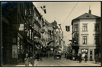 Genforening. Gadeparti fra Flensburg på afstemningsdagen d. 14.3.1920 med flag og agitationsplakater. Fotokort u/no.