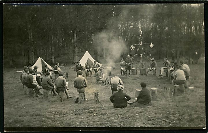 Spejder trup ved lejrbål. Fotokort u/no. fra 1920'erne. 