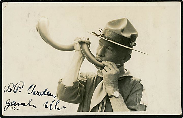 Spejderbevægelsens stifter Baden-Powell blæser i sit afrikanske Koodoo (Kudu) horn. Fotokort no. 6. Har været opklæbet. Påskrevet BP. Verdens gamle Ulv.