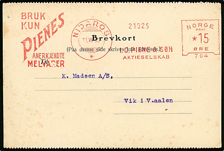15 øre firmafranko frankeret brevkort fra firma I.C.Piene & Søn Aktieselskab Bruk kun PIENES anerkjendte Melvarer (No. 704) fra Nidaros d. 11.8.1930 til Vik i Vaalen. Byen Trondhjem blev fornorsket som led i en sproglige nationalisme og pr. 1.1.1930 omdøbt til Nidaros. Ændringen mødte stor modstand og blev ved lov at 6.3.1931 ændret til Trondheim. Sjældent frankostempel. 
