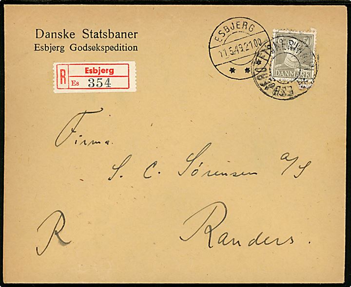 50 øre Chr. X single på fortrykt kuvert fra Danske Statsbaner Esbjerg Godsekspedition sendt anbefalet og annulleret med udslebet stjernestempel ESBJERG FISKERIHAVN og sidestemplet Esbjerg d. 11.5.1949 til Randers.