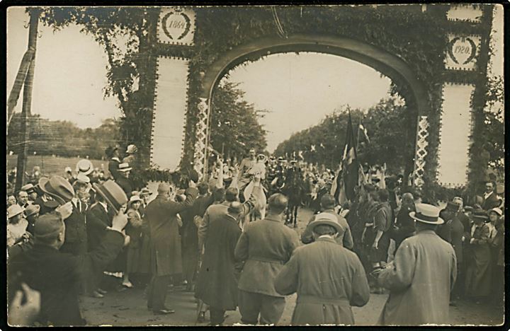 Genforening. Kong Chr. X krydser grænsen ved Frederikshøj d. 10.7.1920. U/no.