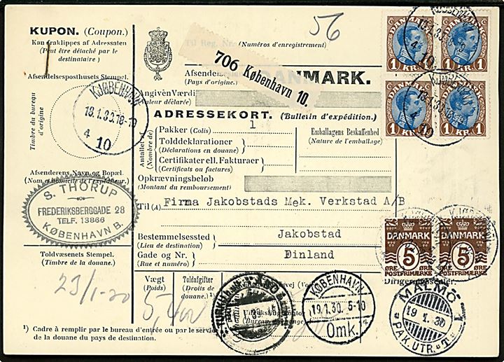 5 øre Bølgelinie i parstykke og 1 kr. Chr. X i fireblok på 410 øre frankeret internationalt adressekort for pakke fra Kjøbenhavn 10 d. 18.1.1930 via Malmö og Åbo til Jakobstad, Finland.